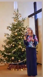 Die Adventszeit ist eine Zeit des Wartens auf die Ankunft des Lichts, Jesus Christus. 
☀️
Gleichzeitig - und das mag überraschen, wenn man heute in die Geschäfte schaut - ist sie eine Zeit des Fastens, also eine Zeit des bewusst gewählten „Wenig“. 
🙈
Fasten, wie immer das für einen auch aussehen mag, hilft uns, uns auf das Wesentliche zu fokussieren. 
Genauso wie beten. 

Die Fastenzeit vor Weihnachten schafft Raum für das lebendige Erleben des Größten, Schönsten und Heiligsten.