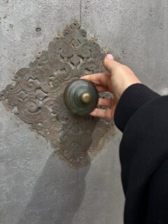 In Spanien wie auch in Deutschland bleiben viele Kirchentüren geschlossen. Zu sinkender Nachfrage kommt die Angst vor Vandalismus.
Die geschlossenen Türen spiegeln verschlossenen Herzen von uns Menschen wieder. 

„Die Kirche ist selber schuld“ sagen viele an dieser Stelle. Mag sein. 

Orte zu verlassen, an denen Fehler und auch gravierende Fehler begangen wurden, ist menschlich und nachvollziehbar, aber auf lange Sicht kein Weg, der zum Leben führt. Weder Esoterik noch Selbstverwirklichung können die Erfüllung und den Frieden bringen, die allein Gott schenken kann.

Gott ruft in der Gestalt Jesu jeden einzelnen von uns in eine persönliche und intime Beziehung. Das steht beim Christsein mit im Vordergrund.
Und aus dieser Gemeinschaft mit Gott entsteht dann der Wunsch, die Freude am Glauben mit anderen Menschen zu teilen.
Das ist mit Sinn von Kirche.

Wenn wir unsere Herzen für Gott öffnen und uns berühren lassen, werden sich auch Kirchentüren wieder öffnen, in ganz neuer und lebendiger Form.