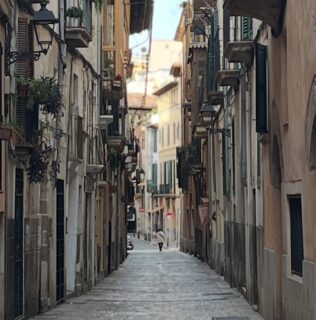 Das alte jüdische Viertel, erkennbar u.a. am „Carrer de Monte Sion“ (Zionsberg).
Jesus ist Jude.
Sein hebräischer Name ist Jeschua יֵשׁוּעַ, eine Kurzform des Namens Jehoschua (Josua), was „Gott ist Rettung“ oder „Gott rettet“ bedeutet.