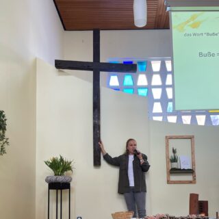 Göttlicher Tausch: Sorgen gegen Freiheit 

Meine erste Predigt 
(Aufzeichnung auf meinem YT Kanal

Es gibt Zeiten, da wachsen Dinge im Unsichtbaren. 
Bei mir war es die letzten Monate, nein, im Grunde genommen Jahre so! 
Viel Zeit und Kraft flossen und fließen in mein Theologiestudium und andere Dinge wie Social Media und auch meine Arbeit im Institut traten in den Hintergrund. 

Nun durfte letzten Sonntag ein erstes Samenkorn nicht nur wachsen sondern sogar blühen! Meine erste offizielle Predigt empfinde ich als einen Meilenstein. 
Dabei war es mir wichtig, vor allem auch Menschen abzuholen, die wenig mit dem christlichen Glauben anfangen können.