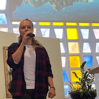 Am 8.3. war Weltfrauentag und ich hatte eine Einladung zu einer Predigt/christlichem Vortrag. Mein erster Gedanke war: Da mache ich etwas zum Thema Frauen und Frauenpower! Aber in der Vorbereitung wurde klar: Gott hat einen anderen Plan… Und so habe ich über etwas gesprochen, was weitaus mehr Kraft hat als Frauen- oder eben auch Männerpower. 

„Das Wichtigste in deinem Leben“ jetzt auf meinem YT Kanal