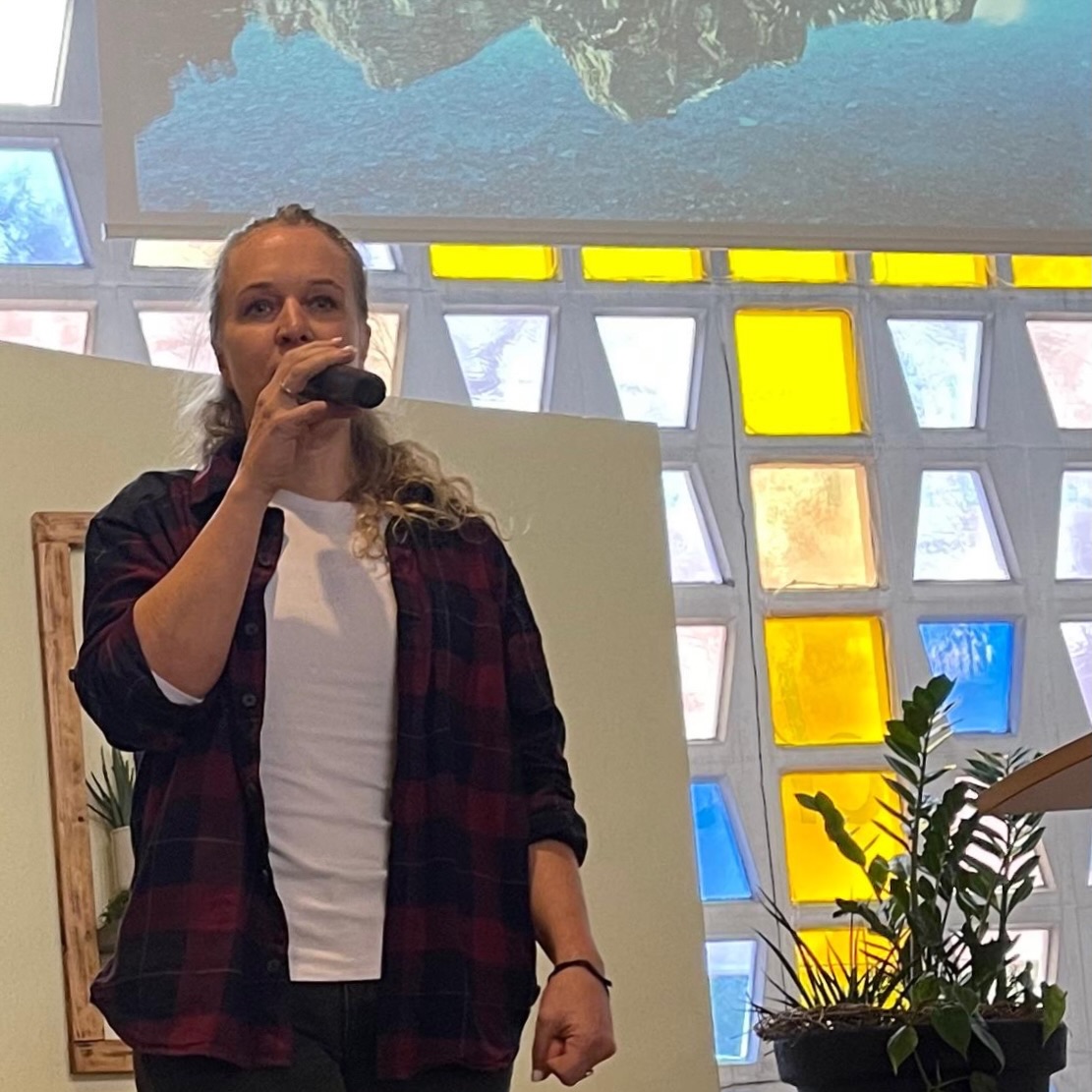 Am 8.3. war Weltfrauentag und ich hatte eine Einladung zu einer Predigt/christlichem Vortrag. Mein erster Gedanke war: Da mache ich etwas zum Thema Frauen und Frauenpower! Aber in der Vorbereitung wurde klar: Gott hat einen anderen Plan… Und so habe ich über etwas gesprochen, was weitaus mehr Kraft hat als Frauen- oder eben auch Männerpower. 

„Das Wichtigste in deinem Leben“ jetzt auf meinem YT Kanal