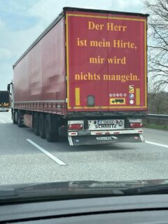 Gott spricht mit dir! 
Und sei es über ein Lastwagen auf der Straße 🙏🏼

Heute gibt es wieder zwei Kapitel vom Hörbuch „Brautstrauß“ im Mitgliederbereich von Ursulas YouTube Kanal 

Habt viel Spaß damit ❤️‍🔥