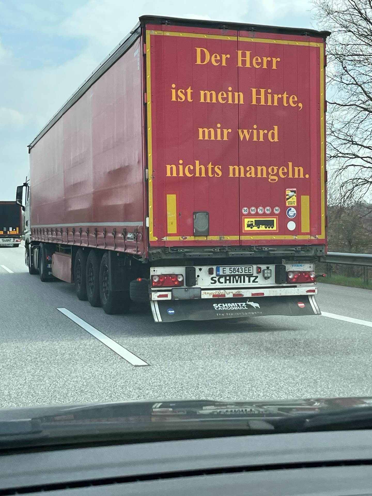 Gott spricht mit dir! 
Und sei es über ein Lastwagen auf der Straße 🙏🏼

Heute gibt es wieder zwei Kapitel vom Hörbuch „Brautstrauß“ im Mitgliederbereich von Ursulas YouTube Kanal 

Habt viel Spaß damit ❤️‍🔥